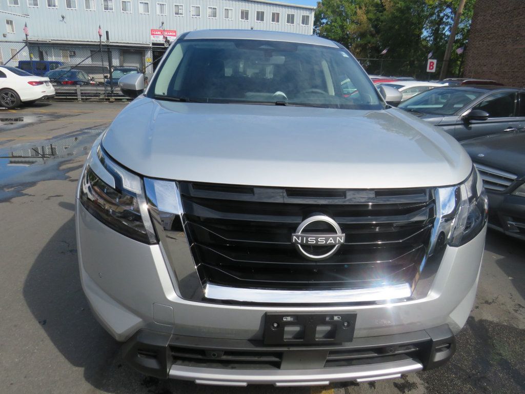 2025 Nissan Pathfinder SL photo 2