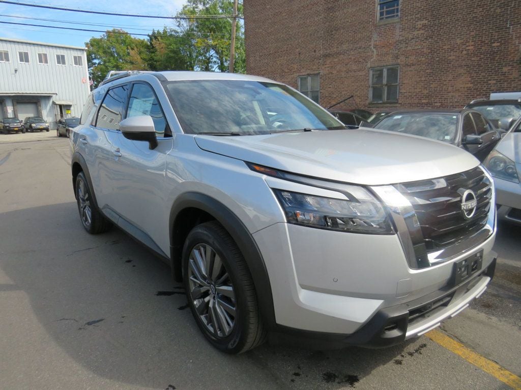 2025 Nissan Pathfinder SL photo 3