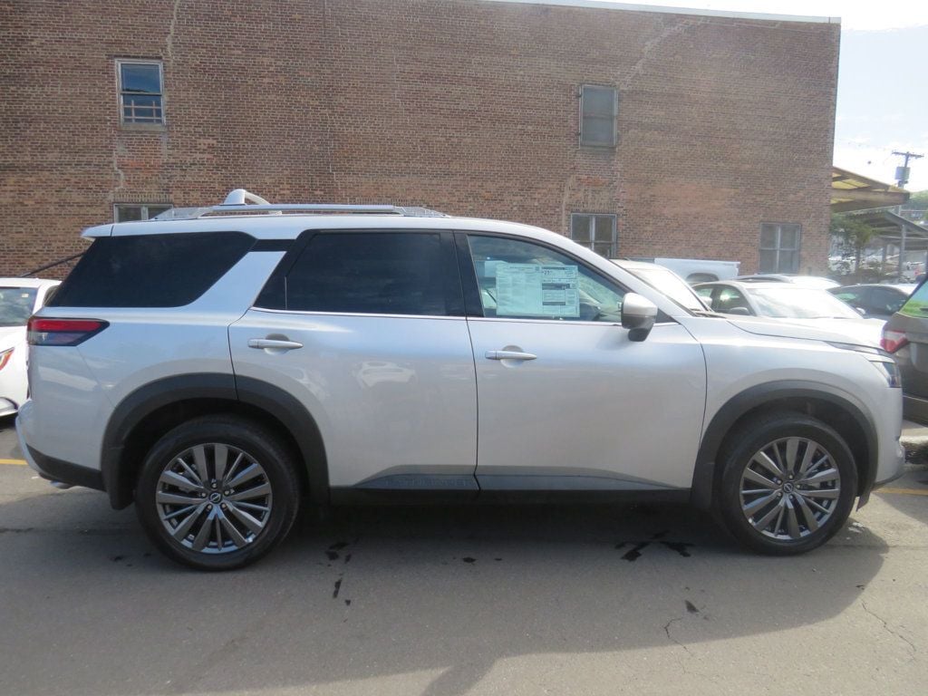 2025 Nissan Pathfinder SL photo 4
