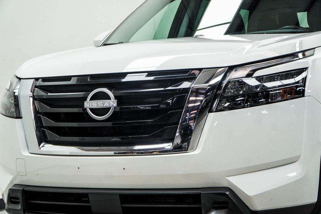 2025 Nissan Pathfinder SV photo 2