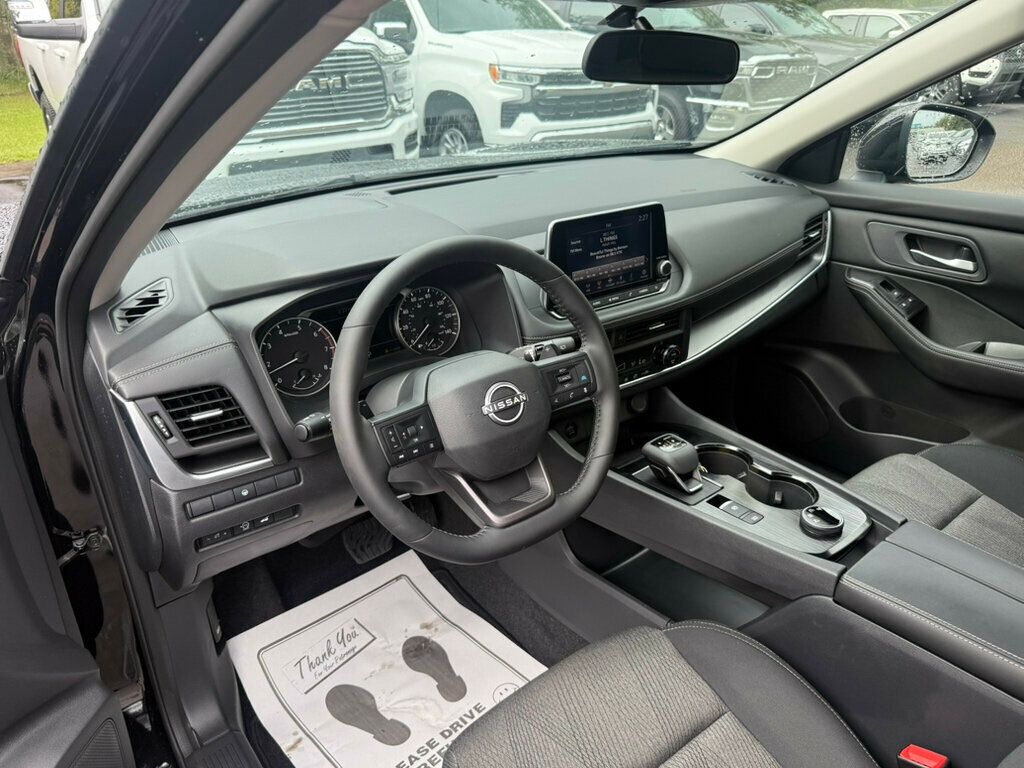 2025 Nissan Rogue SV photo 2