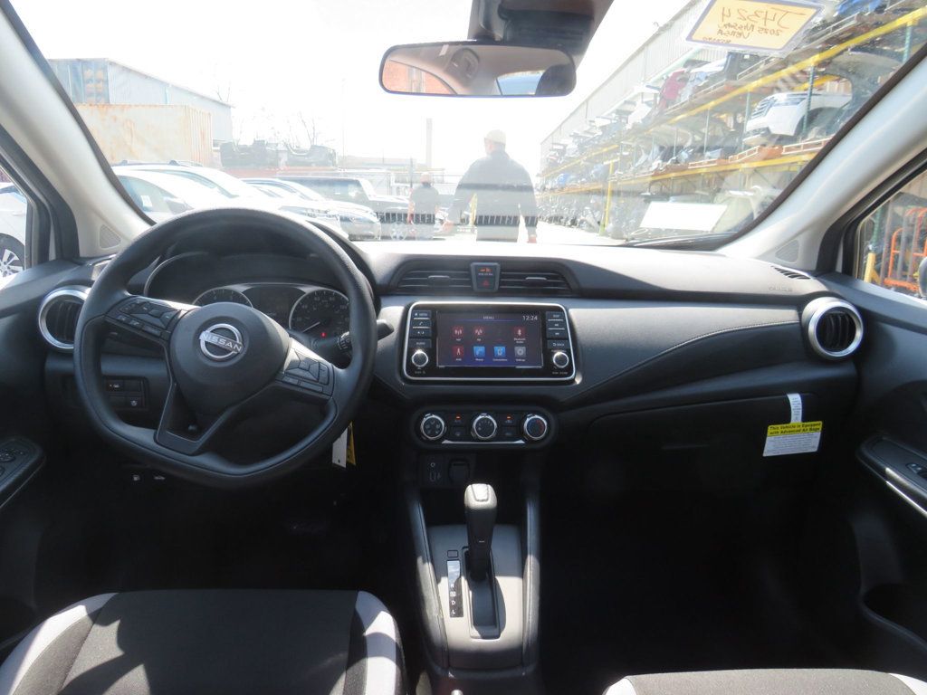 Nissan Versa photo 10