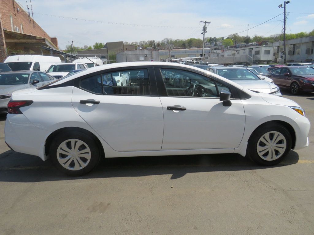 Nissan Versa photo 4