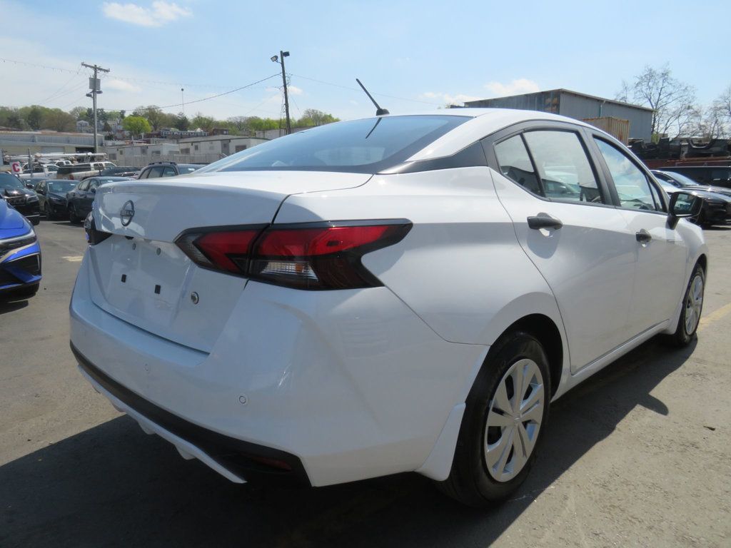 Nissan Versa photo 5