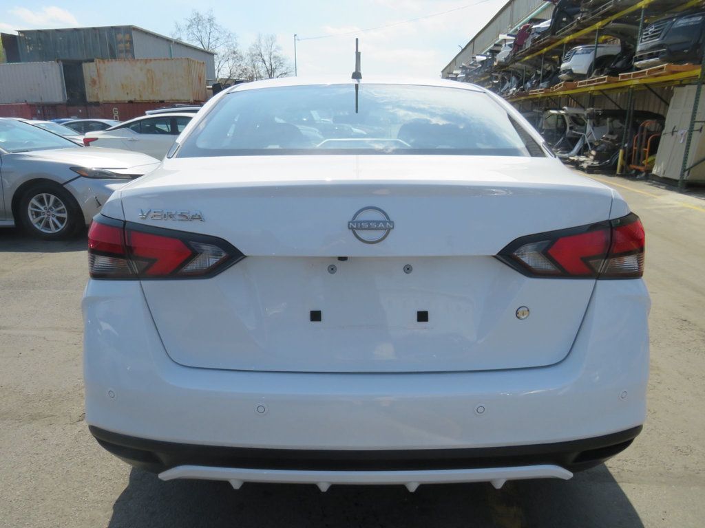 Nissan Versa photo 6