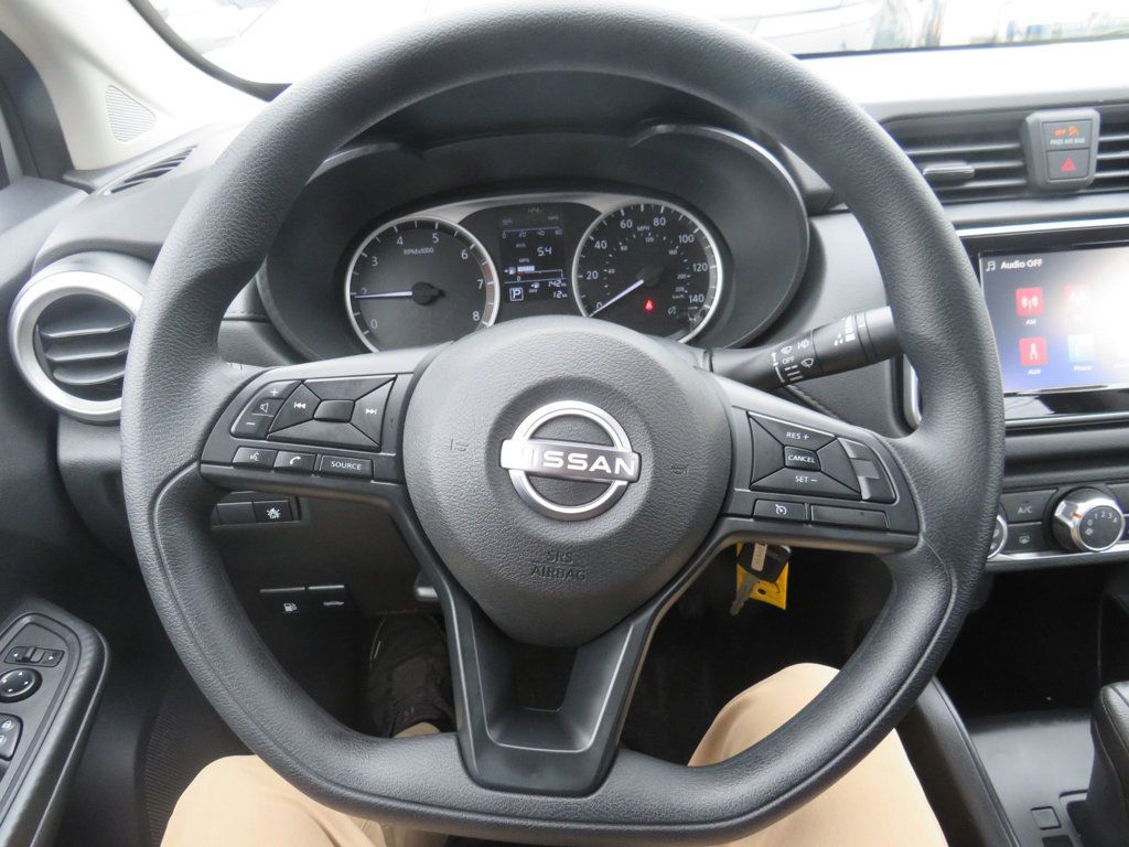 Nissan Versa photo 11