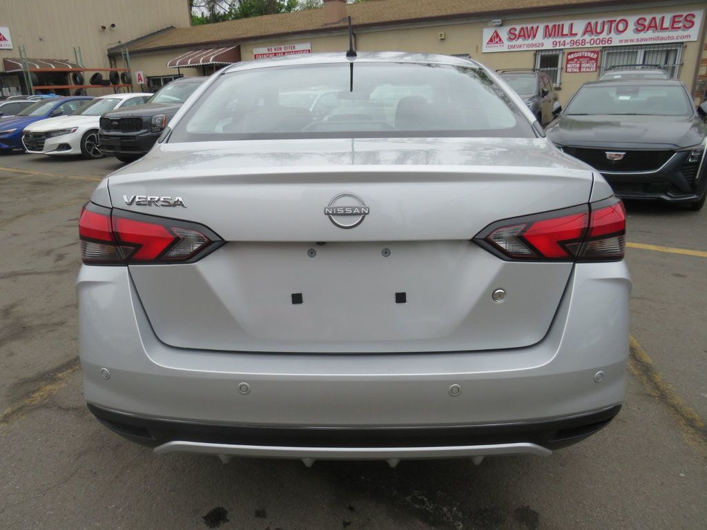 Nissan Versa photo 6
