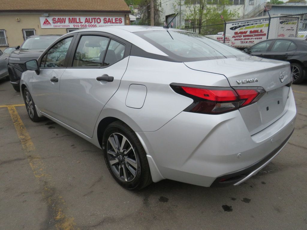 Nissan Versa photo 7