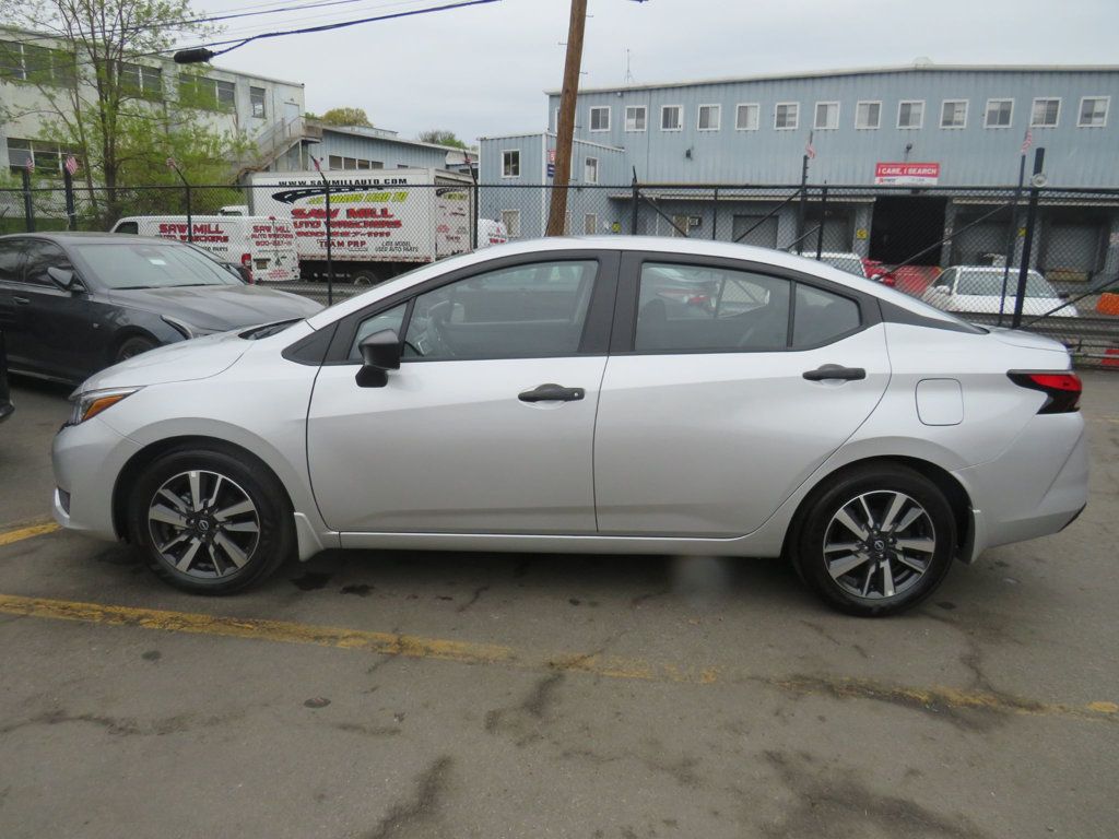 Nissan Versa photo 8