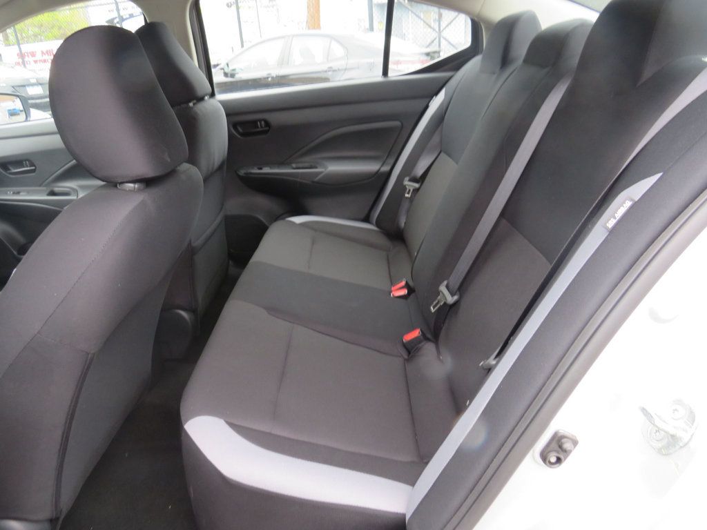 Nissan Versa photo 9