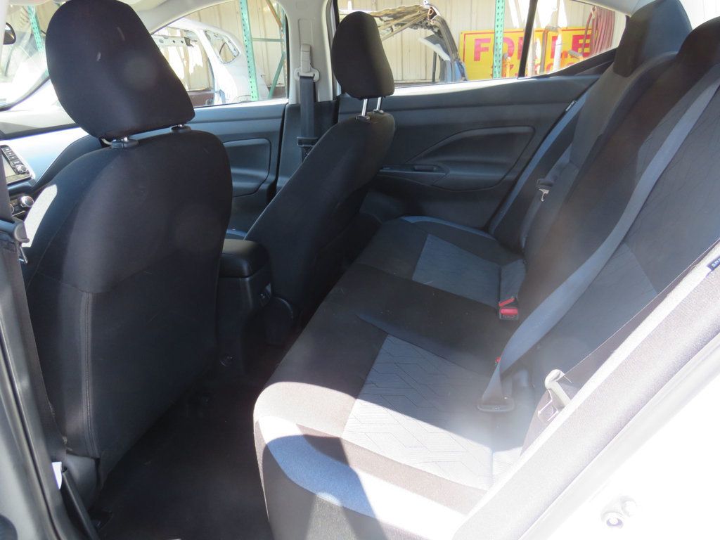 Nissan Versa photo 9