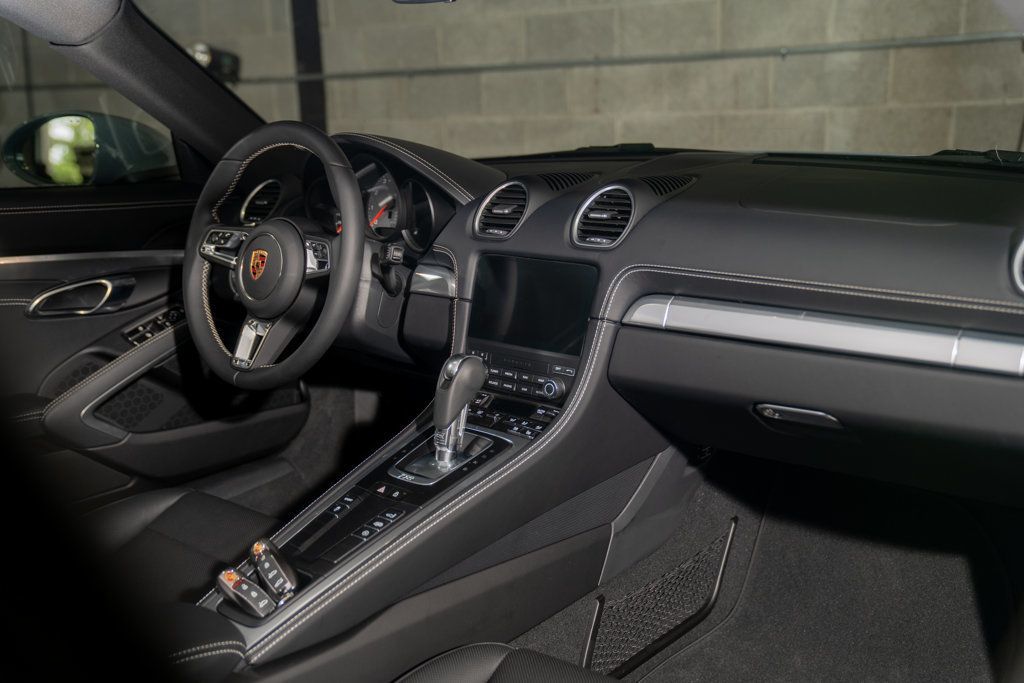 Porsche 718 Cayman photo 17