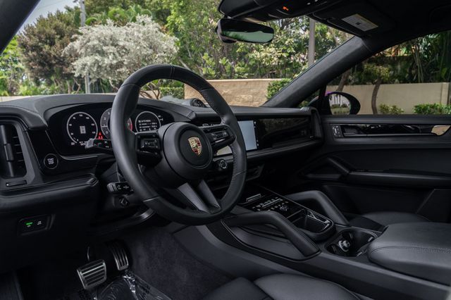 2025 Porsche Cayenne GTS Coupe AWD - 23037995 - 14