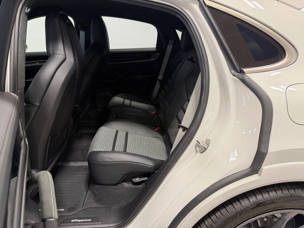 2025 Porsche Cayenne Turbo E-Hybrid Coupe AWD - 23065574 - 27