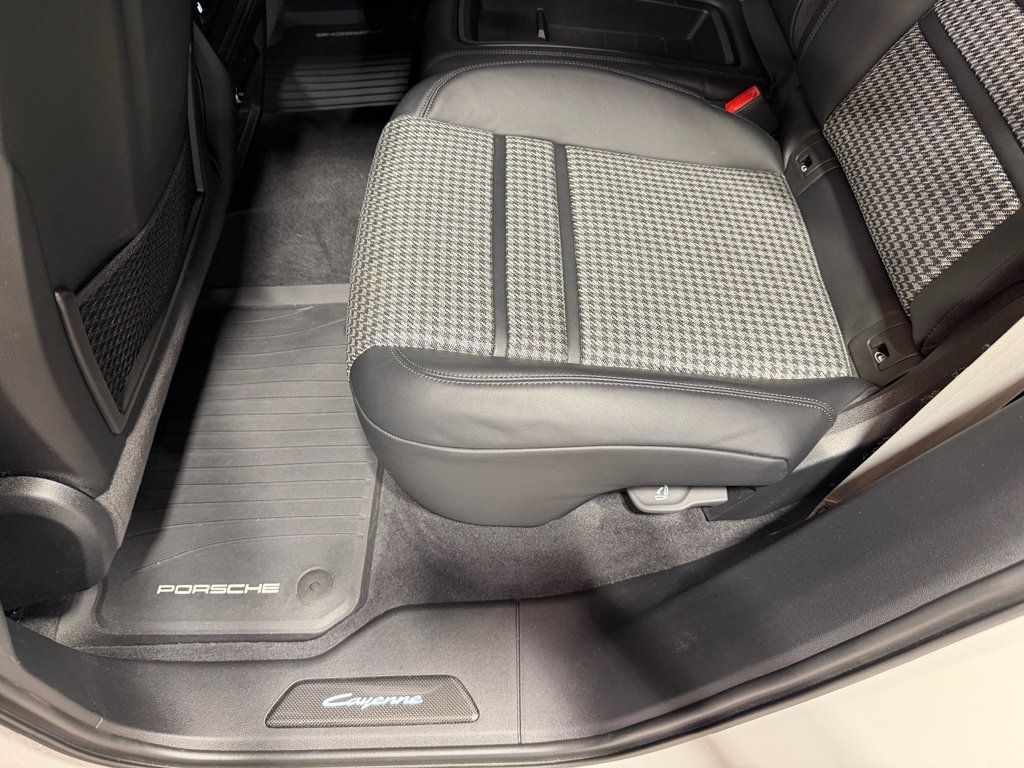 2025 Porsche Cayenne Turbo E-Hybrid Coupe AWD - 23065574 - 31