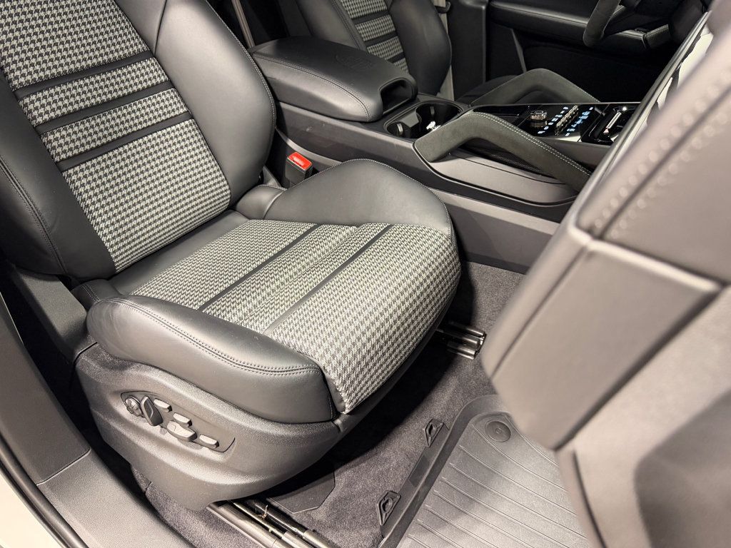 2025 Porsche Cayenne Turbo E-Hybrid Coupe AWD - 23065574 - 68