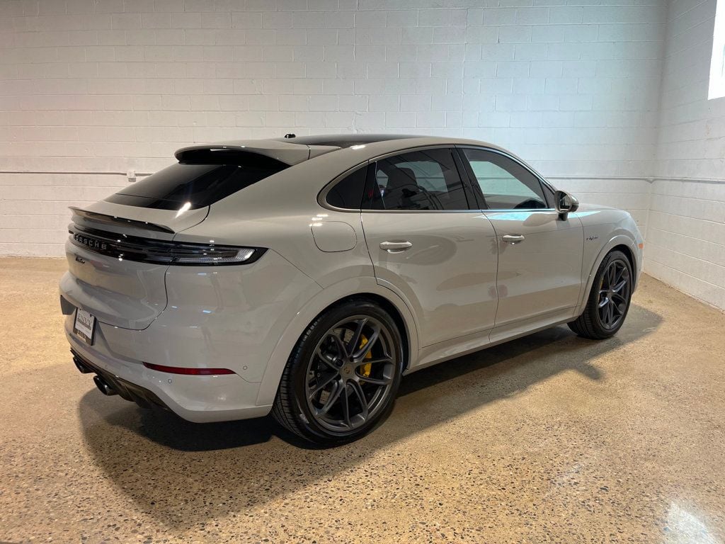 2025 Porsche Cayenne Turbo E-Hybrid Coupe photo 17