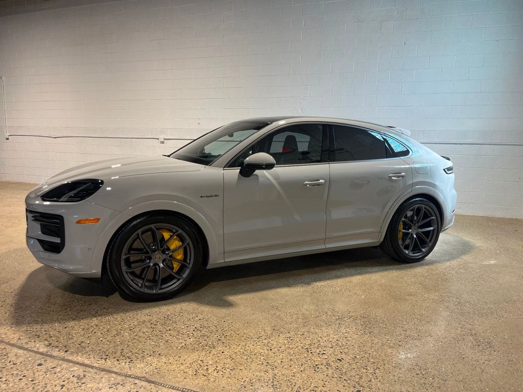 2025 Porsche Cayenne Turbo E-Hybrid Coupe photo 2