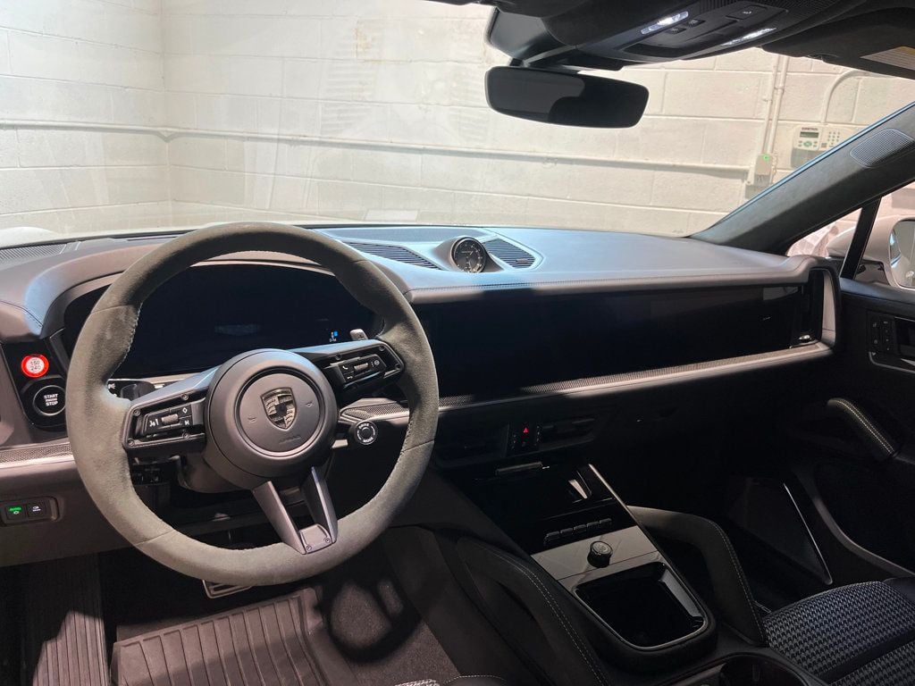 2025 Porsche Cayenne Turbo E-Hybrid Coupe photo 24