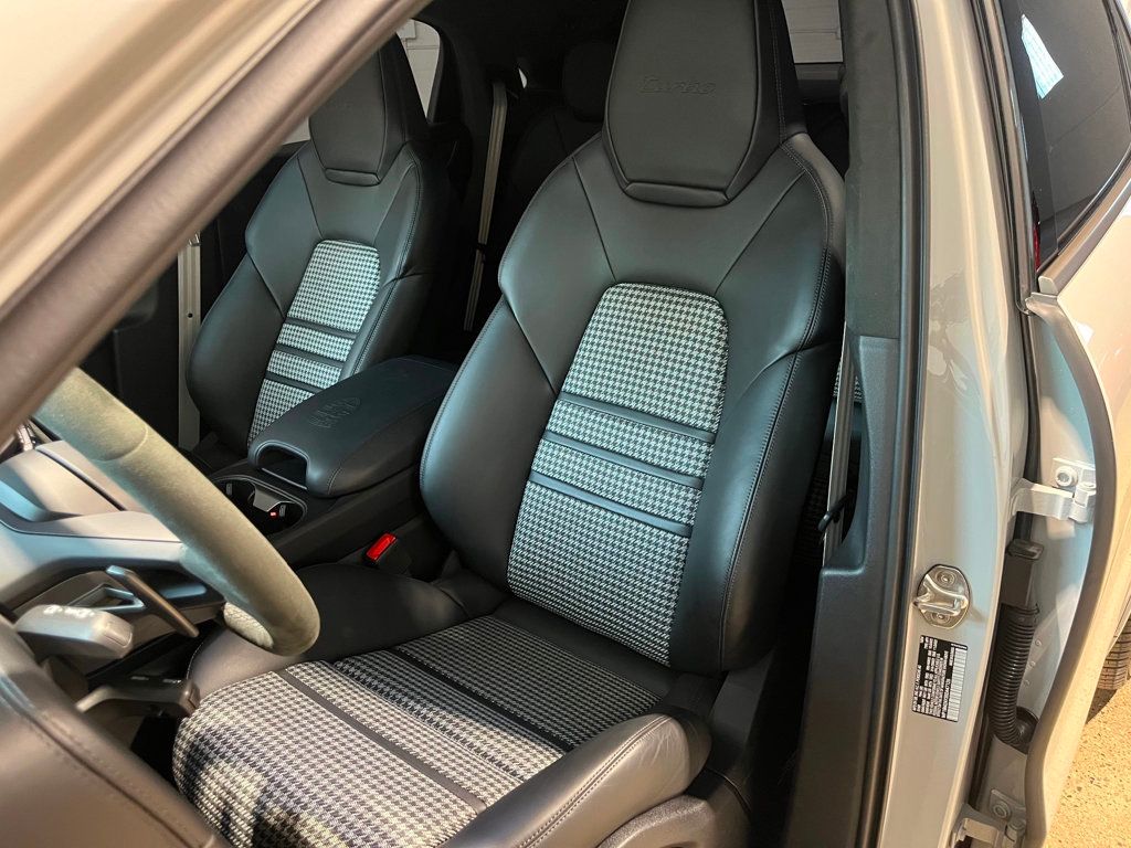 2025 Porsche Cayenne Turbo E-Hybrid Coupe photo 25