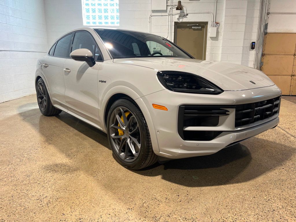 2025 Porsche Cayenne Turbo E-Hybrid Coupe photo 3