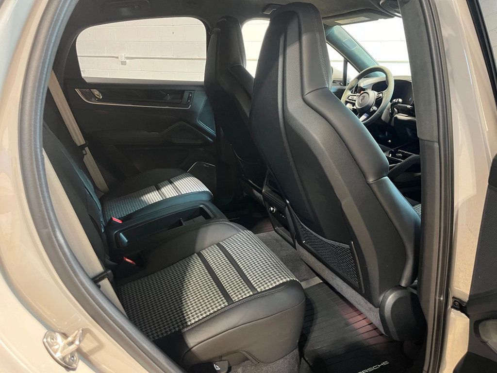 2025 Porsche Cayenne Turbo E-Hybrid Coupe photo 32