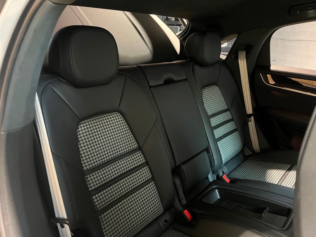 2025 Porsche Cayenne Turbo E-Hybrid Coupe photo 33