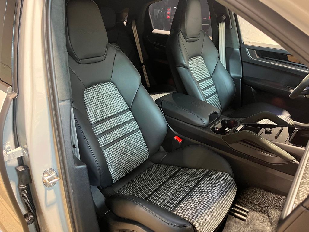 2025 Porsche Cayenne Turbo E-Hybrid Coupe photo 35