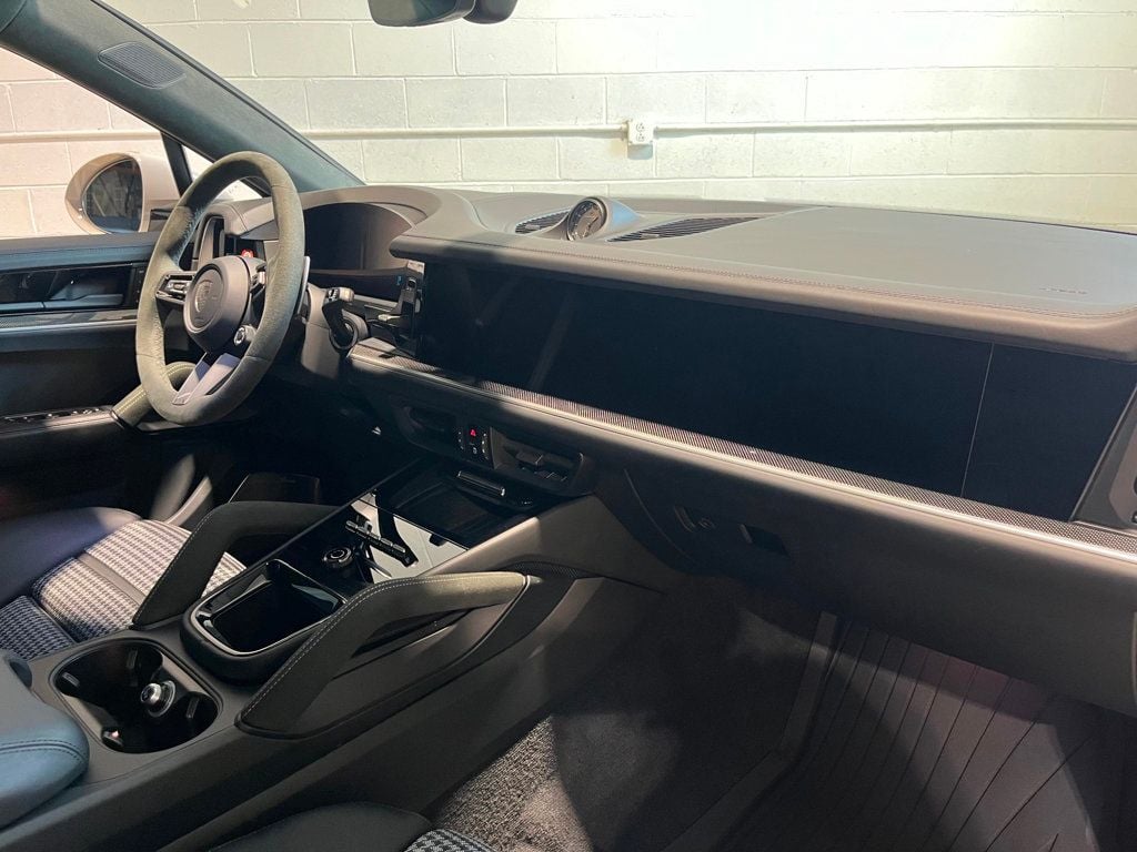 2025 Porsche Cayenne Turbo E-Hybrid Coupe photo 37