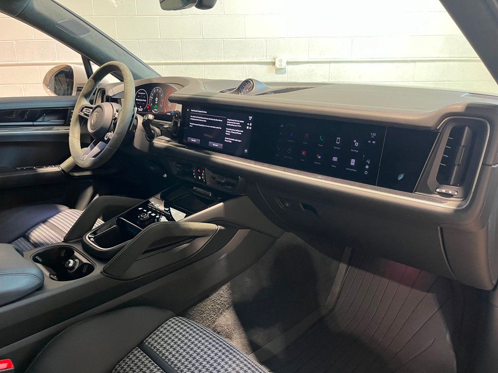 2025 Porsche Cayenne Turbo E-Hybrid Coupe photo 39