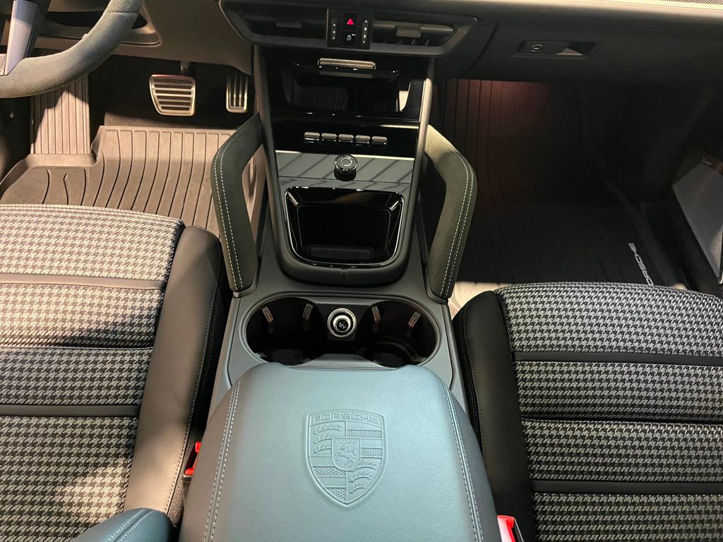 2025 Porsche Cayenne Turbo E-Hybrid Coupe photo 41