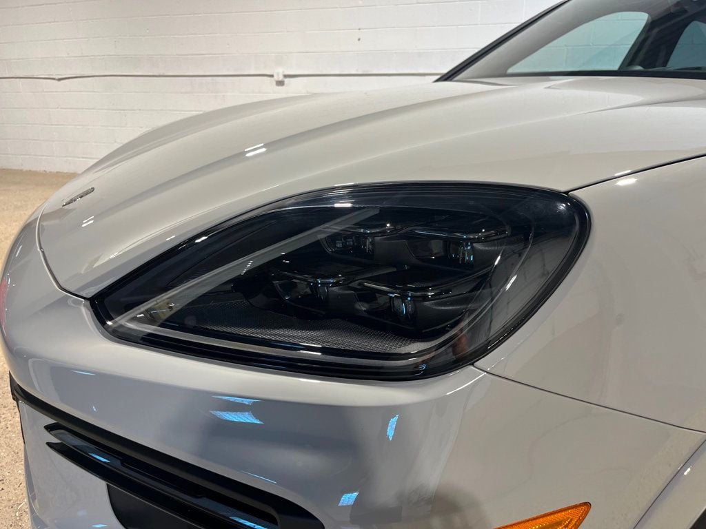 2025 Porsche Cayenne Turbo E-Hybrid Coupe photo 4