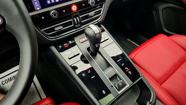2025 Porsche Macan AWD w/ 21'' RS Spyder Wheels, Surround View & Two-Tone Leather - 23041127 - 16