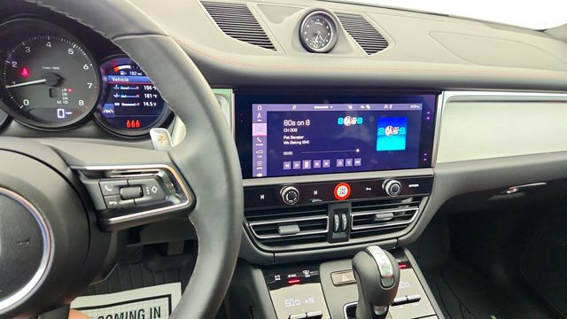2025 Porsche Macan AWD w/ 21'' RS Spyder Wheels, Surround View & Two-Tone Leather - 23041127 - 17