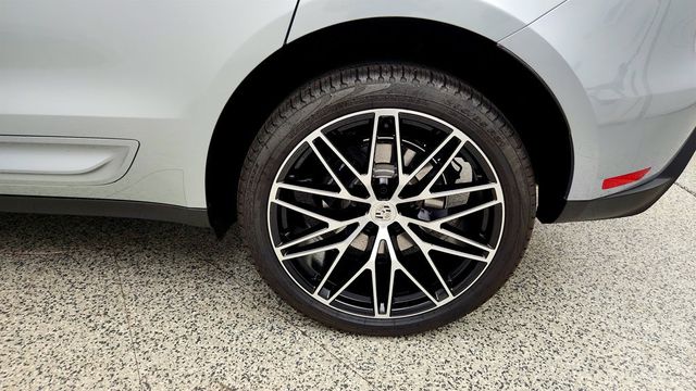 2025 Porsche Macan AWD w/ 21'' RS Spyder Wheels, Surround View & Two-Tone Leather - 23041127 - 8