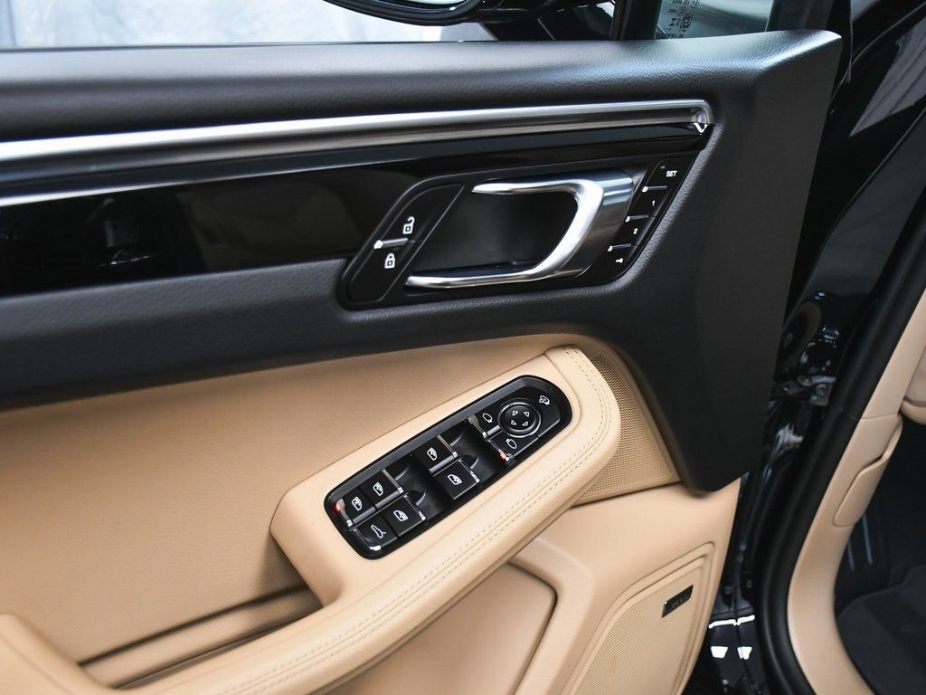 2025 Porsche Macan Base photo 10