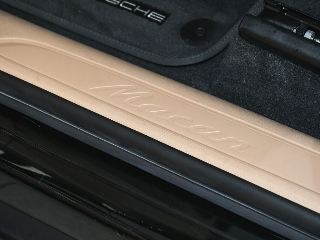 2025 Porsche Macan Base photo 12