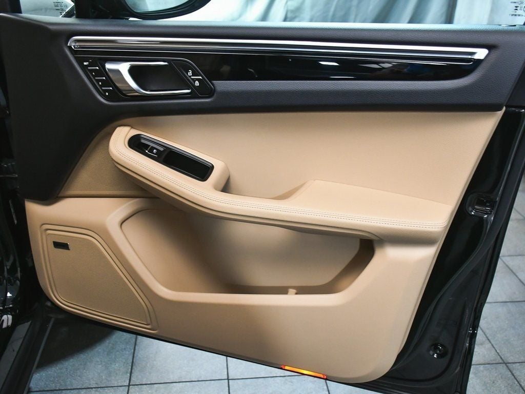 2025 Porsche Macan Base photo 14