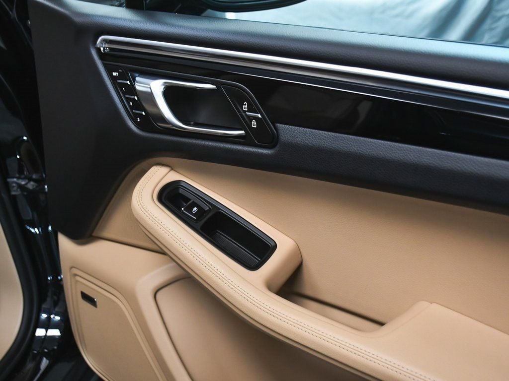 2025 Porsche Macan Base photo 15