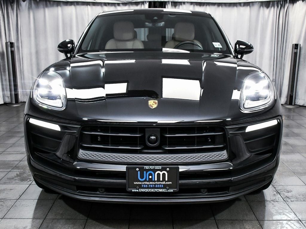2025 Porsche Macan Base photo 2