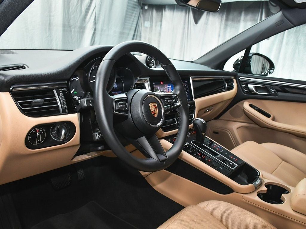 2025 Porsche Macan Base photo 19