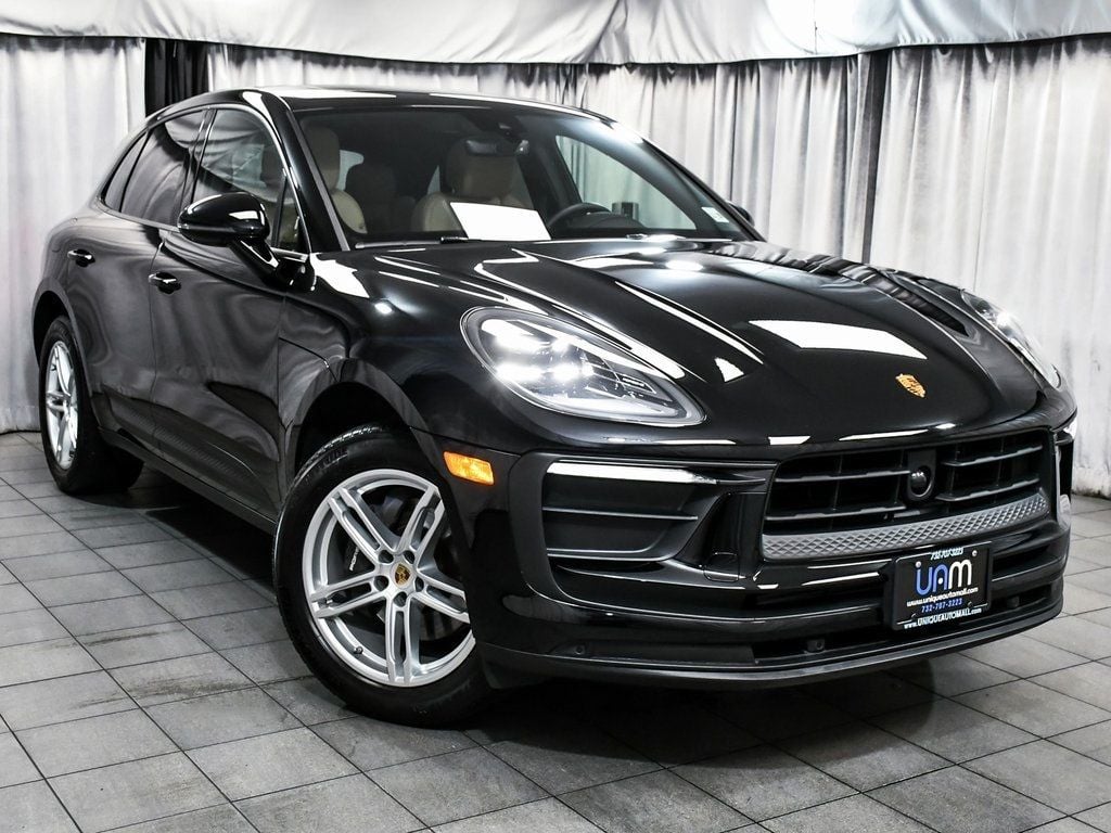 2025 Porsche Macan Base photo 3