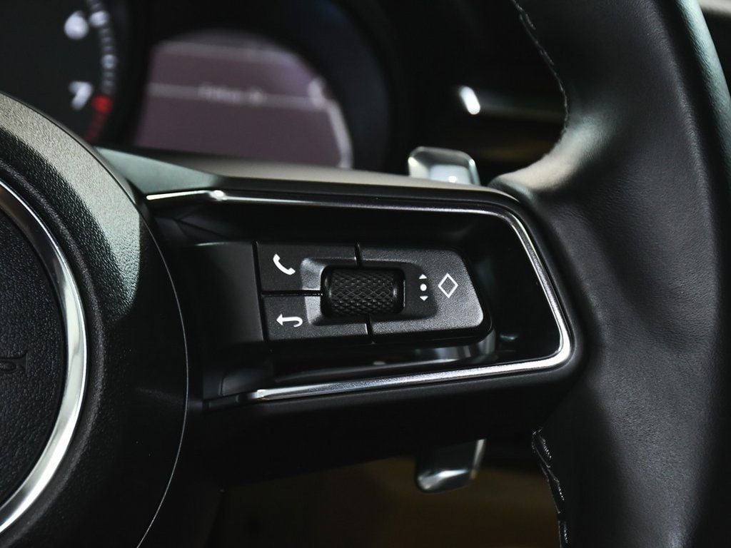 2025 Porsche Macan Base photo 32