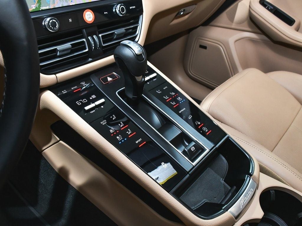 2025 Porsche Macan Base photo 36