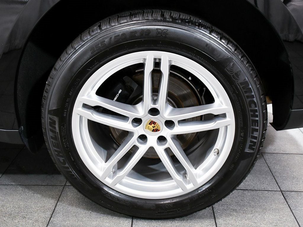 2025 Porsche Macan Base photo 8