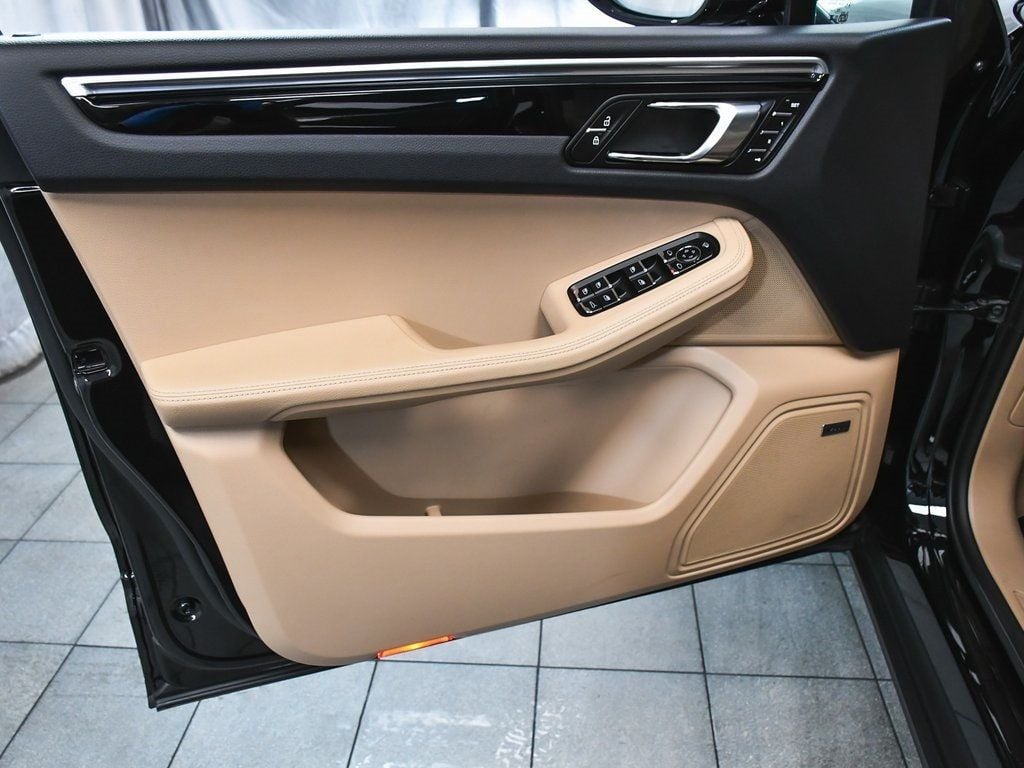 2025 Porsche Macan Base photo 9