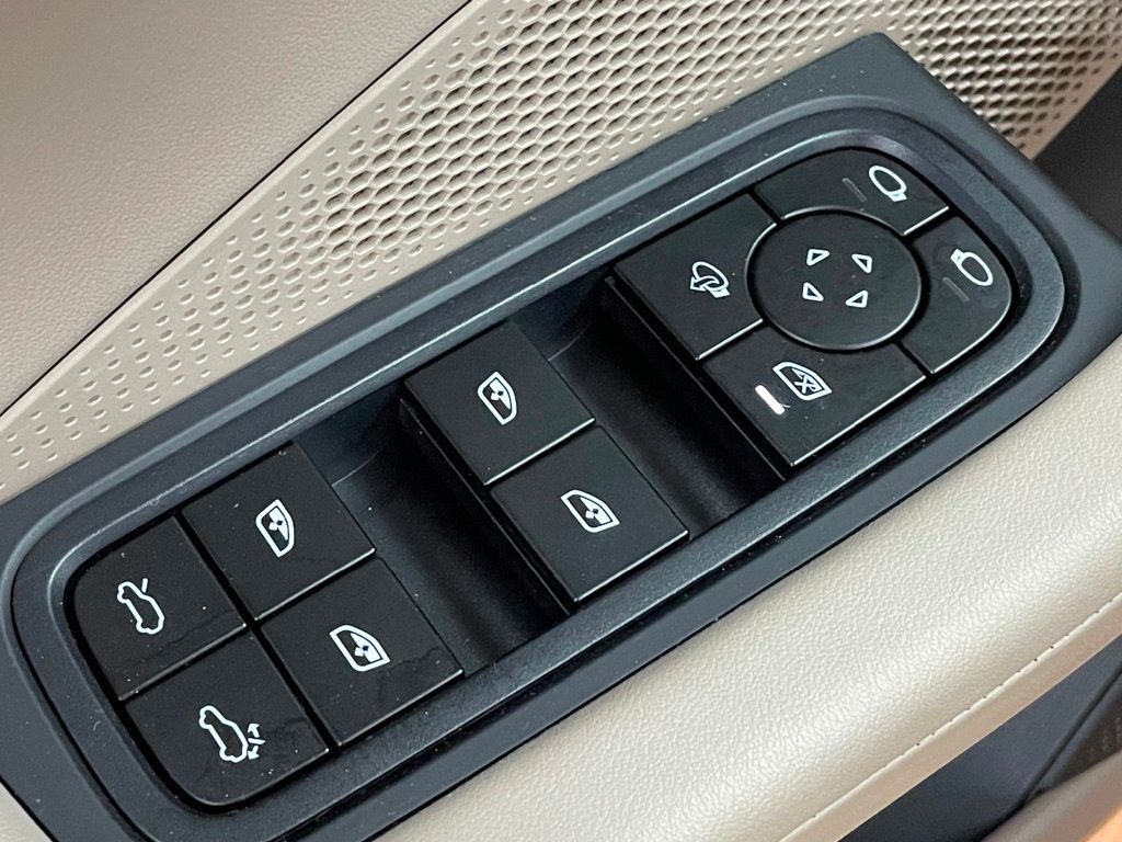 2025 Porsche Macan Electric 4 AWD - 22964915 - 16