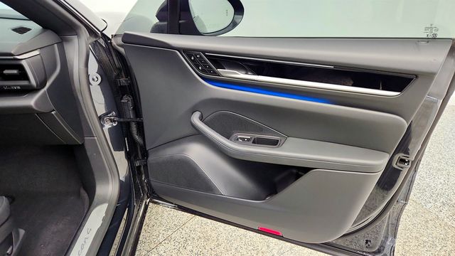 2025 Porsche Macan Electric 4 AWD with Comfort Seats, Surround View & InnoDrive - 22978515 - 22