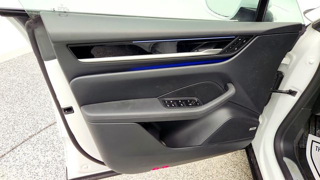 2025 Porsche Macan Electric 4 AWD w/ Premium Package & 21'' Wheels (351-mile range) - 22983242 - 10