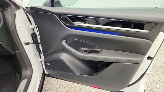 2025 Porsche Macan Electric 4 AWD w/ Premium Package & 21'' Wheels (351-mile range) - 22983242 - 28